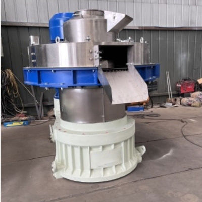 La machine à pelleter de la biomasse à 380V 50HZ est une machine à pelleter de la biomasse à trois phases de 1,5-2 t/h.